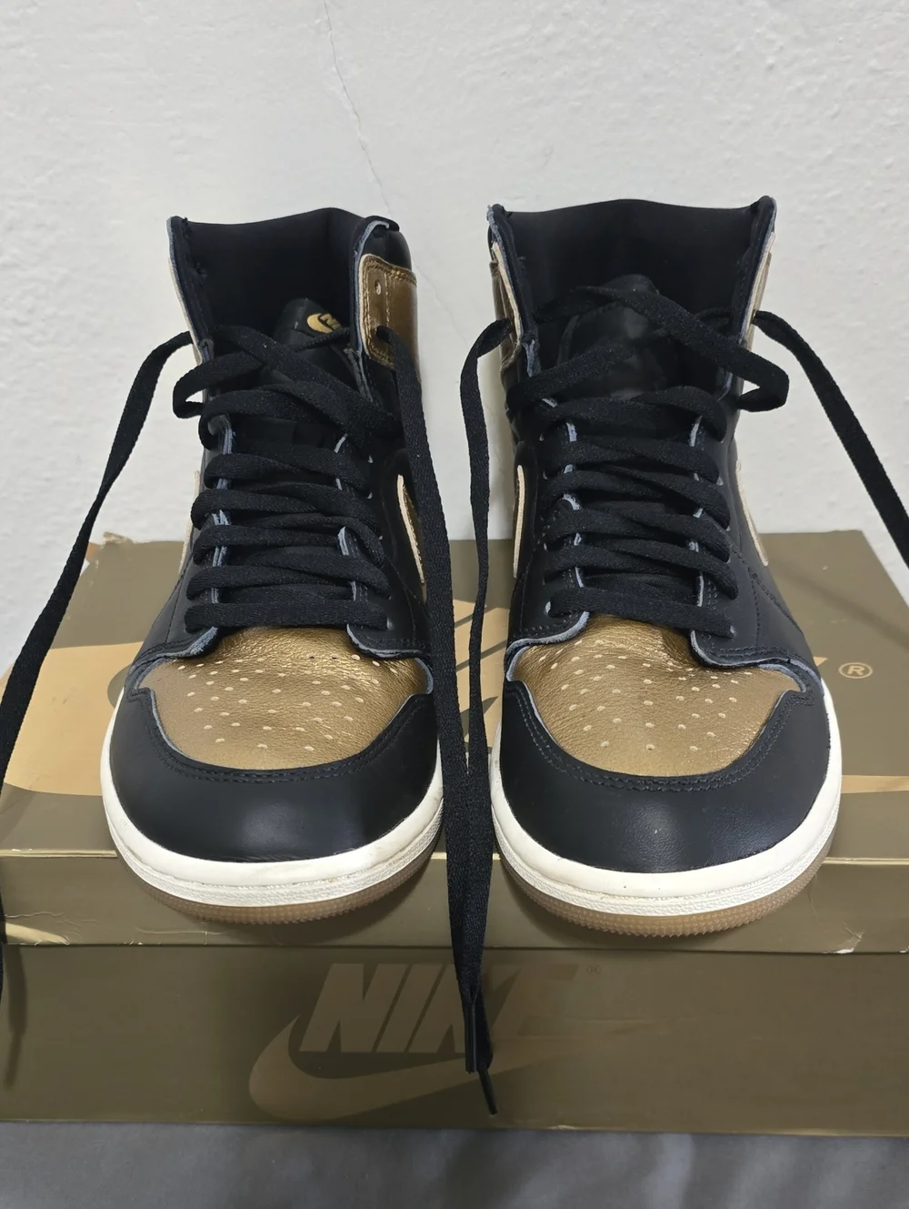 Jordan 1 Mid - Black/Gold